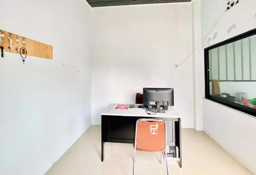 ホテル Reddoorz At Mg House Siantar Timur