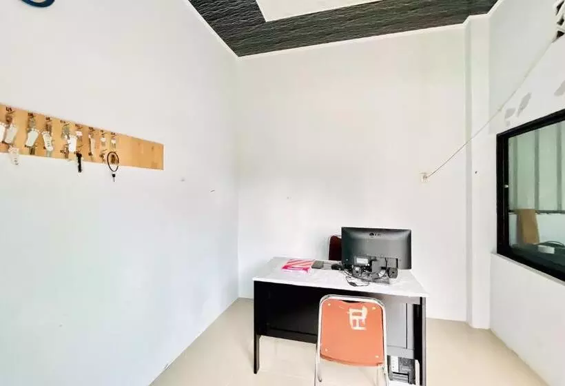 ホテル Reddoorz At Mg House Siantar Timur