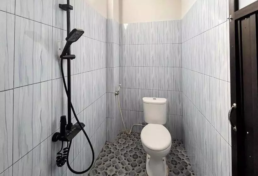 Reddoorz Plus At New Favour Hotel Gunung Dempo