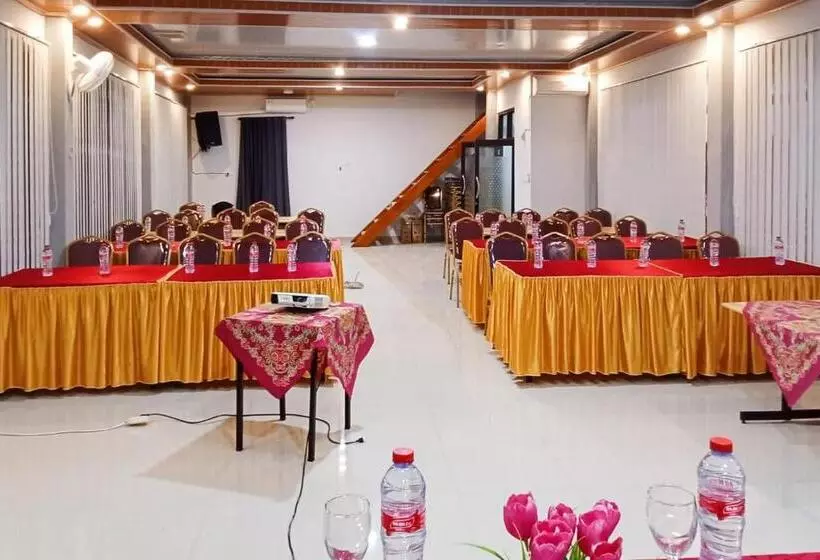 Reddoorz Plus At New Favour Hotel Gunung Dempo