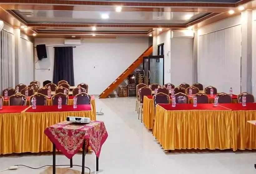 Reddoorz Plus At New Favour Hotel Gunung Dempo