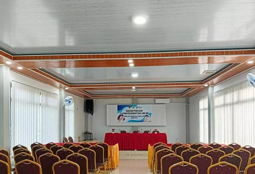 Reddoorz Plus At New Favour Hotel Gunung Dempo