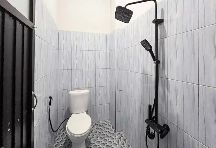 Reddoorz Plus At New Favour Hotel Gunung Dempo