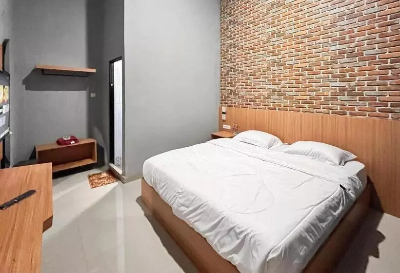 Reddoorz Plus At New Favour Hotel Gunung Dempo