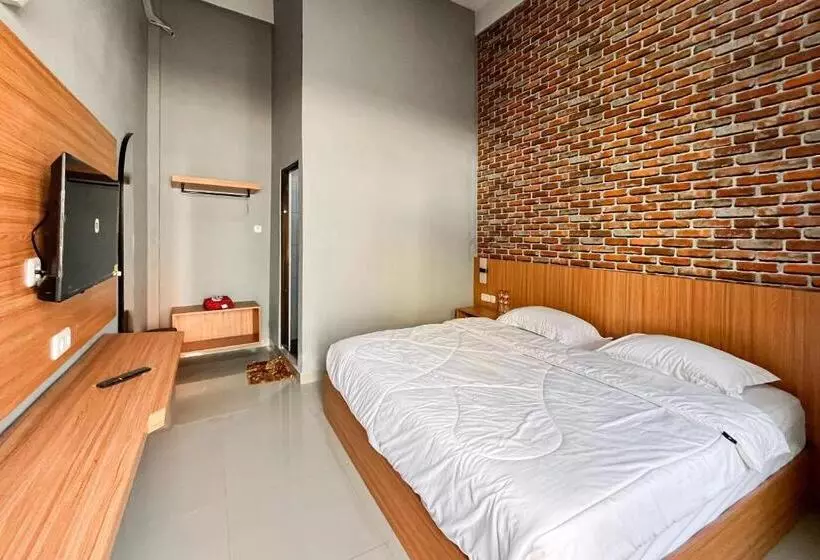 Reddoorz Plus At New Favour Hotel Gunung Dempo