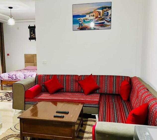 تختخواب و صبحانه Last Day Inn