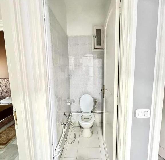 تختخواب و صبحانه Last Day Inn