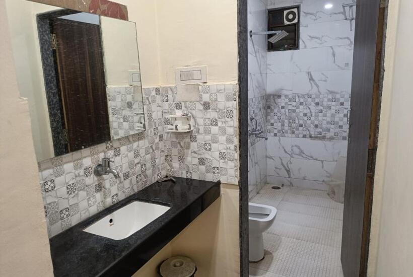 Отель Shahi Capital