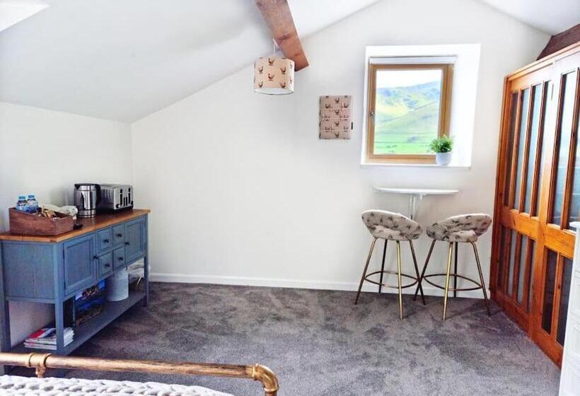 Majatalo Hole House Farm