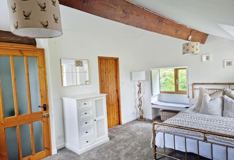 Majatalo Hole House Farm