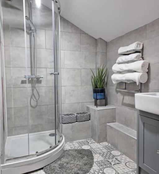 Majatalo Hole House Farm