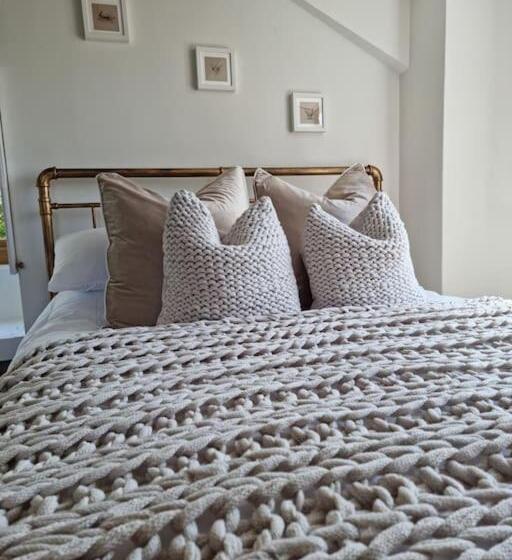 Majatalo Hole House Farm