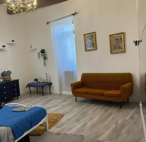 پانسیون Maleth House