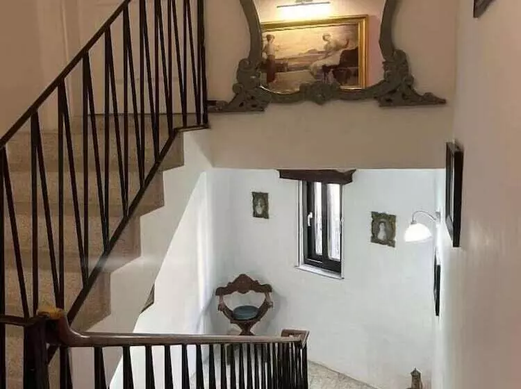 پانسیون Maleth House