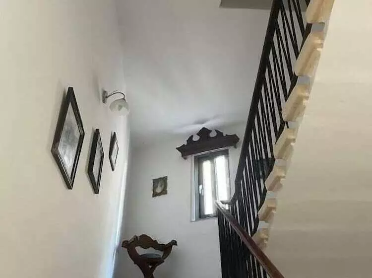 پانسیون Maleth House