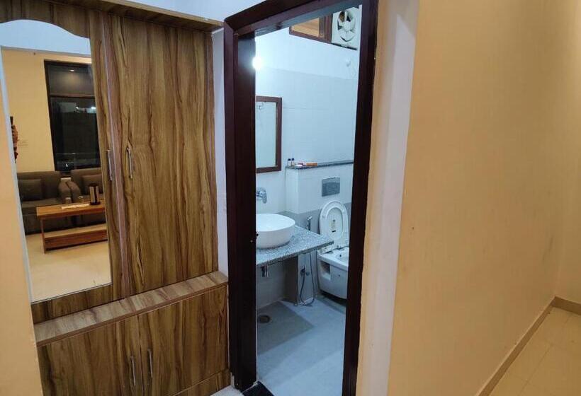 Alaknanda Motel & Restaurant