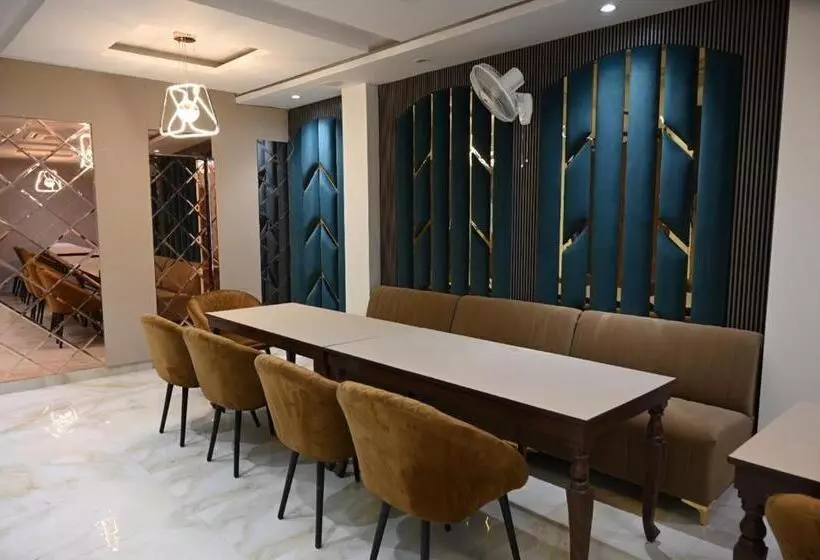 Hotelli The Posh By Delight Stay