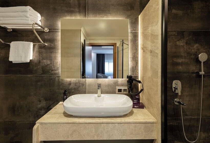 Lilium Hotel & Suites