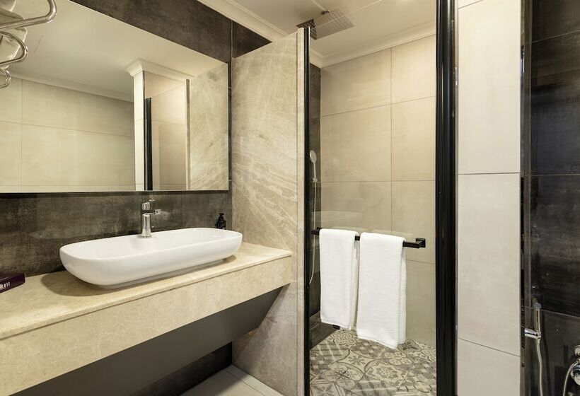 Lilium Hotel & Suites