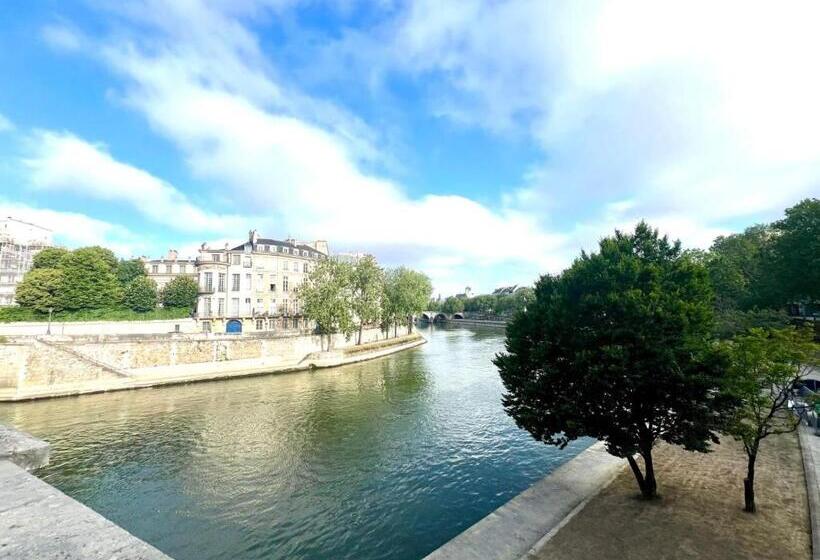 پانسیون Large Parisian Duplex