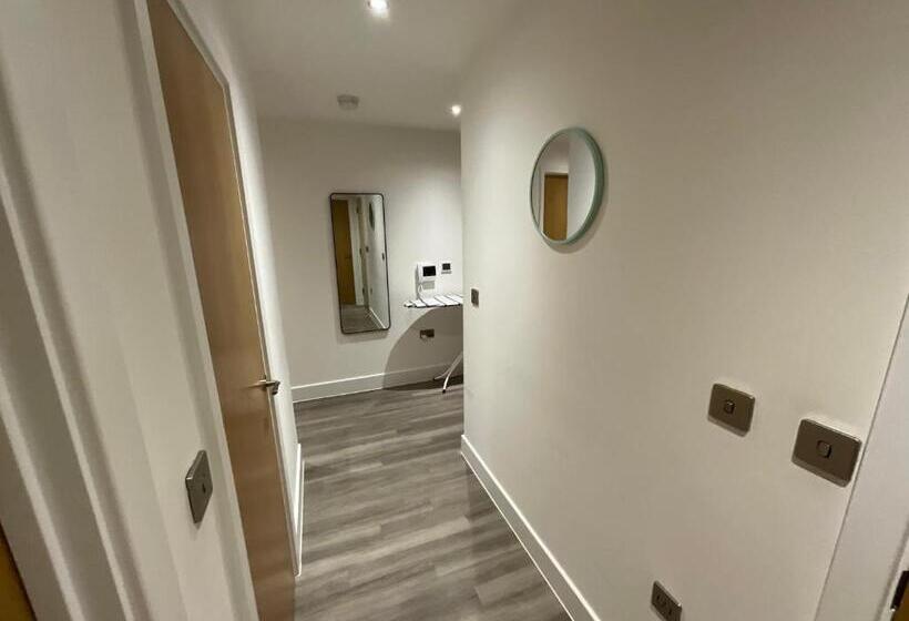 پانسیون Riverside Stay Near Canary Wharf   Thames View E16