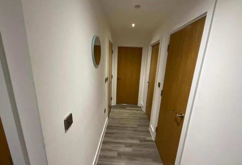 پانسیون Riverside Stay Near Canary Wharf   Thames View E16