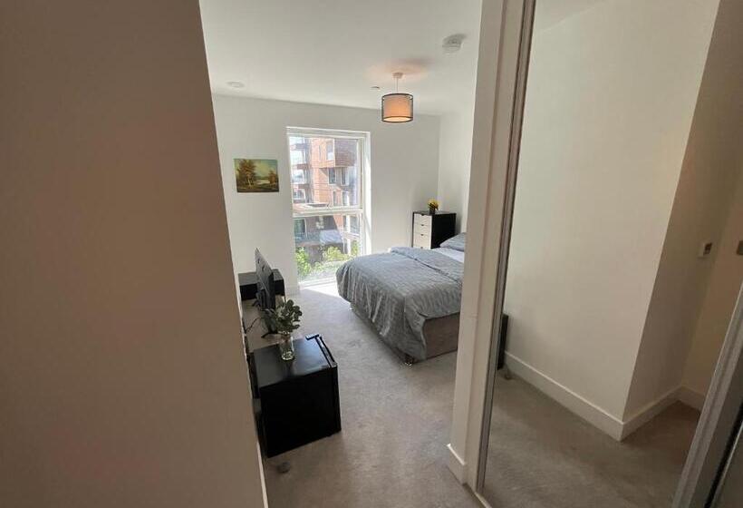پانسیون Riverside Stay Near Canary Wharf   Thames View E16
