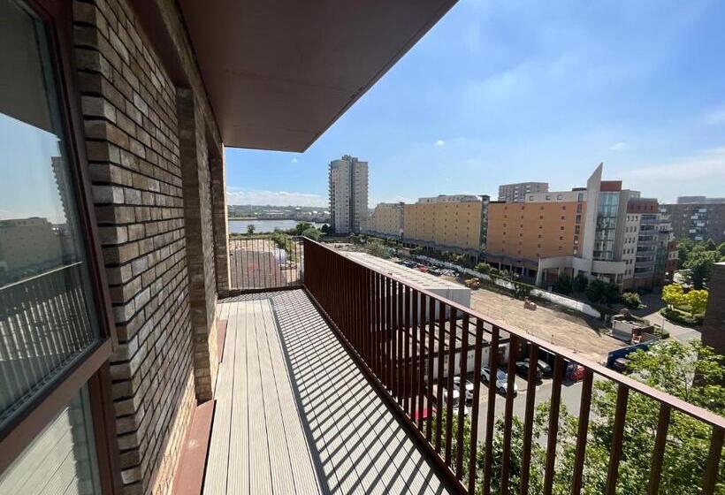 پانسیون Riverside Stay Near Canary Wharf   Thames View E16