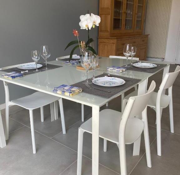 تختخواب و صبحانه Chez Odette Chambre Etable Et Glycine