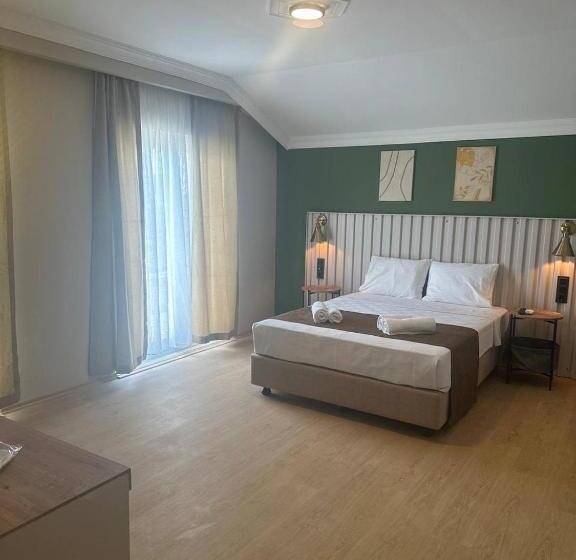 Red Castle Hotel & Pub