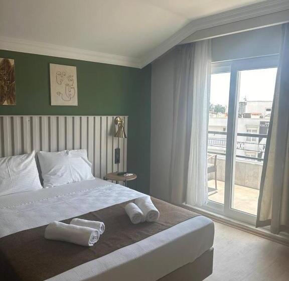 Red Castle Hotel & Pub