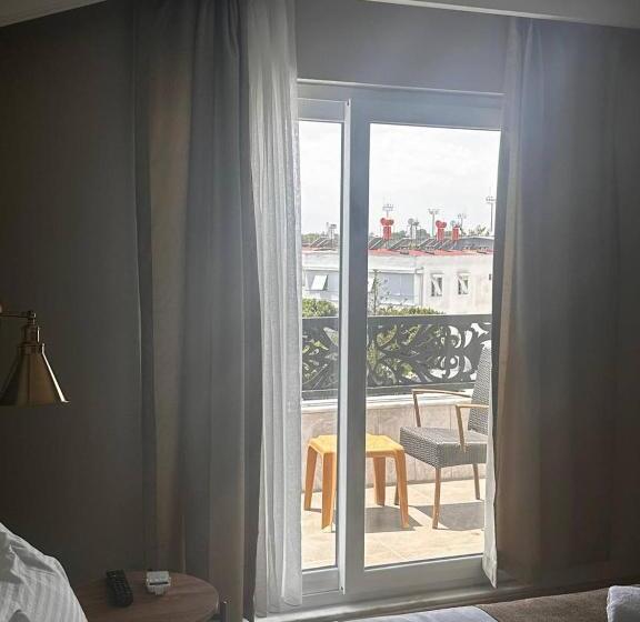 Red Castle Hotel & Pub