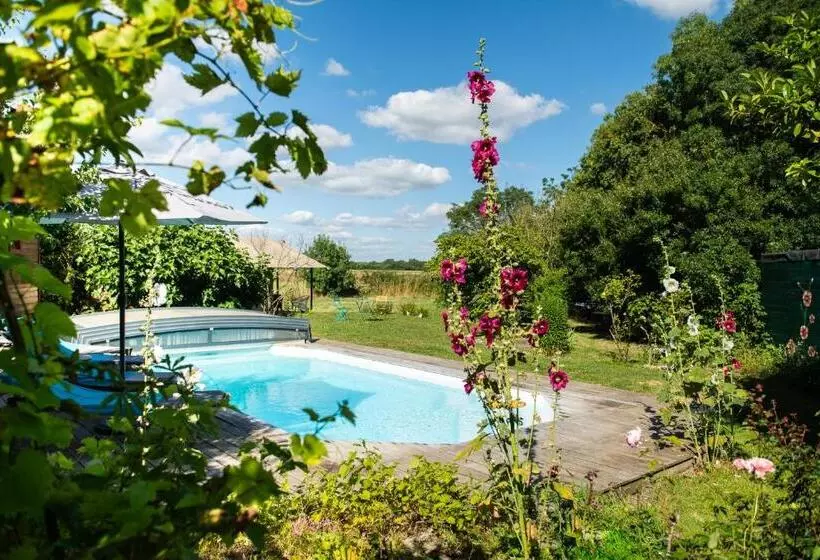 Aamiaismajoitus (B&B) La Jolie Longère Fleurie Roulotte Avec Piscine Et Grand Jardin