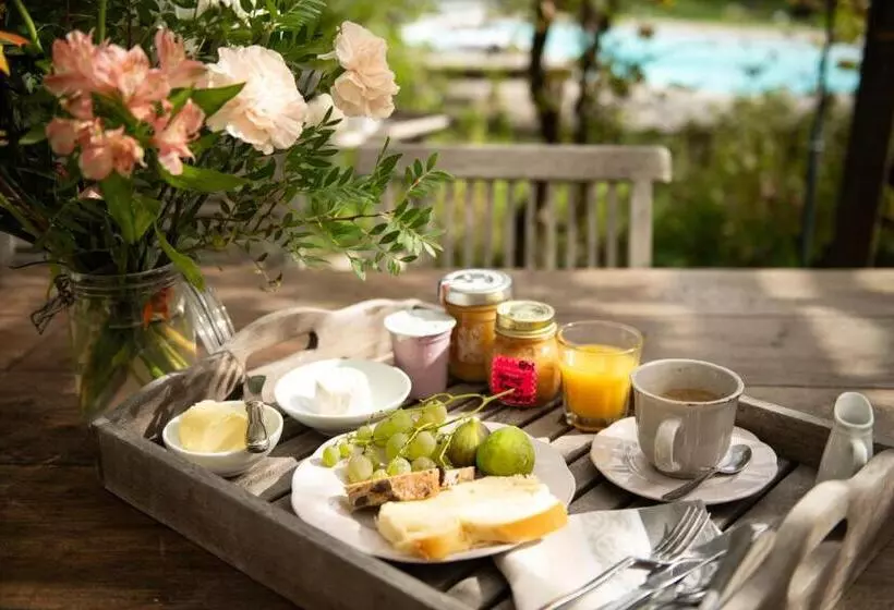 Aamiaismajoitus (B&B) La Jolie Longère Fleurie Roulotte Avec Piscine Et Grand Jardin
