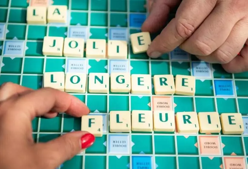 Aamiaismajoitus (B&B) La Jolie Longère Fleurie Roulotte Avec Piscine Et Grand Jardin