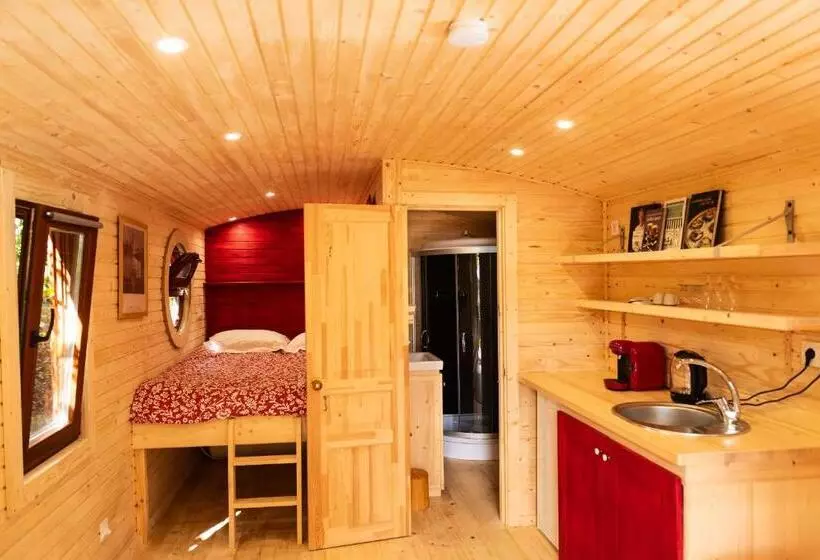 Aamiaismajoitus (B&B) La Jolie Longère Fleurie Roulotte Avec Piscine Et Grand Jardin