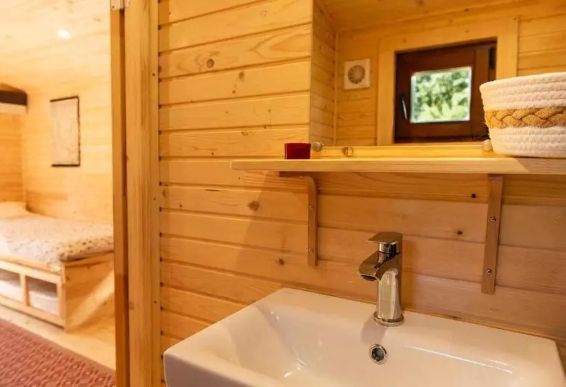 Aamiaismajoitus (B&B) La Jolie Longère Fleurie Roulotte Avec Piscine Et Grand Jardin