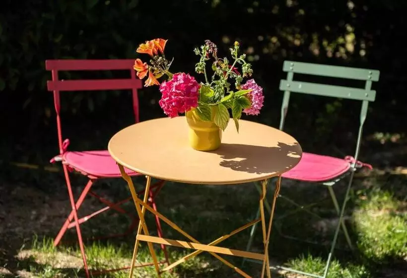 Aamiaismajoitus (B&B) La Jolie Longère Fleurie Roulotte Avec Piscine Et Grand Jardin