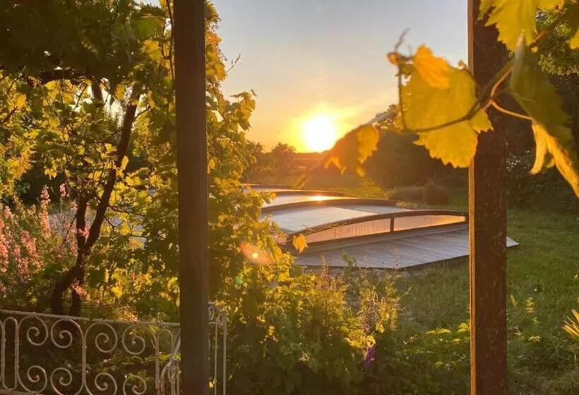Aamiaismajoitus (B&B) La Jolie Longère Fleurie Roulotte Avec Piscine Et Grand Jardin