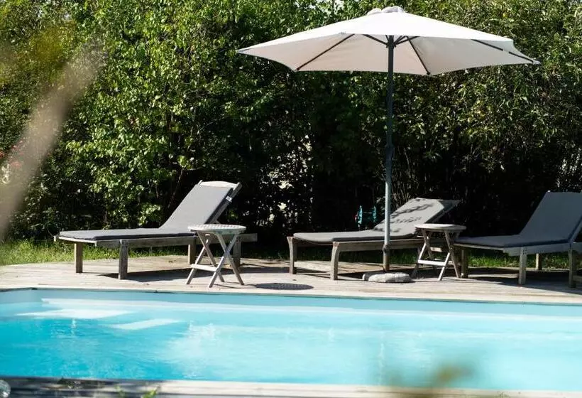 Aamiaismajoitus (B&B) La Jolie Longère Fleurie Roulotte Avec Piscine Et Grand Jardin