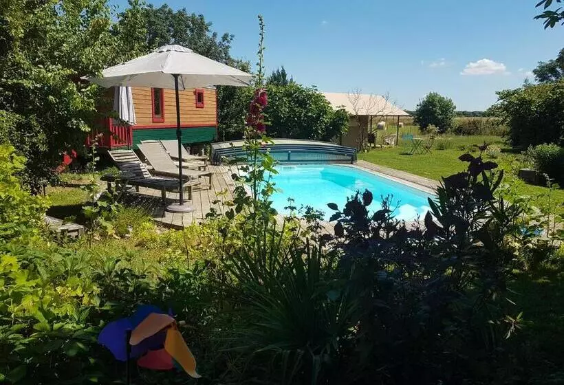 Aamiaismajoitus (B&B) La Jolie Longère Fleurie Roulotte Avec Piscine Et Grand Jardin