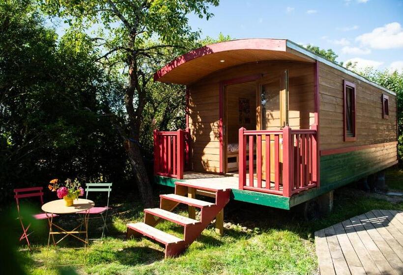 Bed and Breakfast La Jolie Longère Fleurie Roulotte Avec Piscine Et Grand Jardin