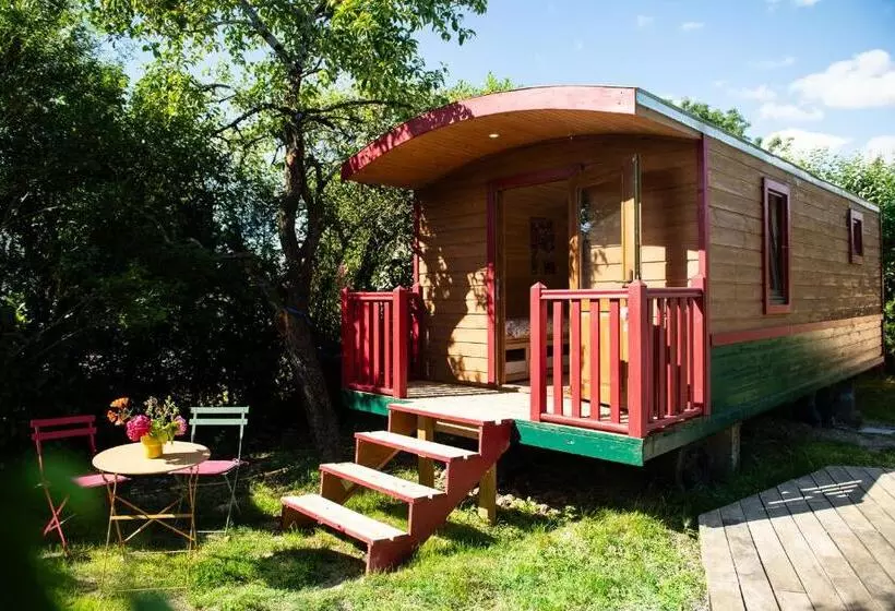 Aamiaismajoitus (B&B) La Jolie Longère Fleurie Roulotte Avec Piscine Et Grand Jardin
