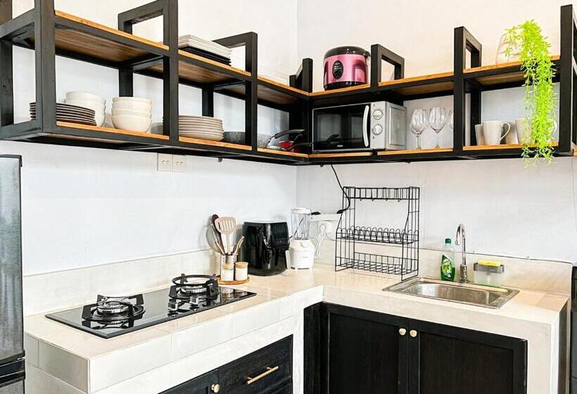 Pensjonat Island Boy Guesthouse E Prime Location In Canggu