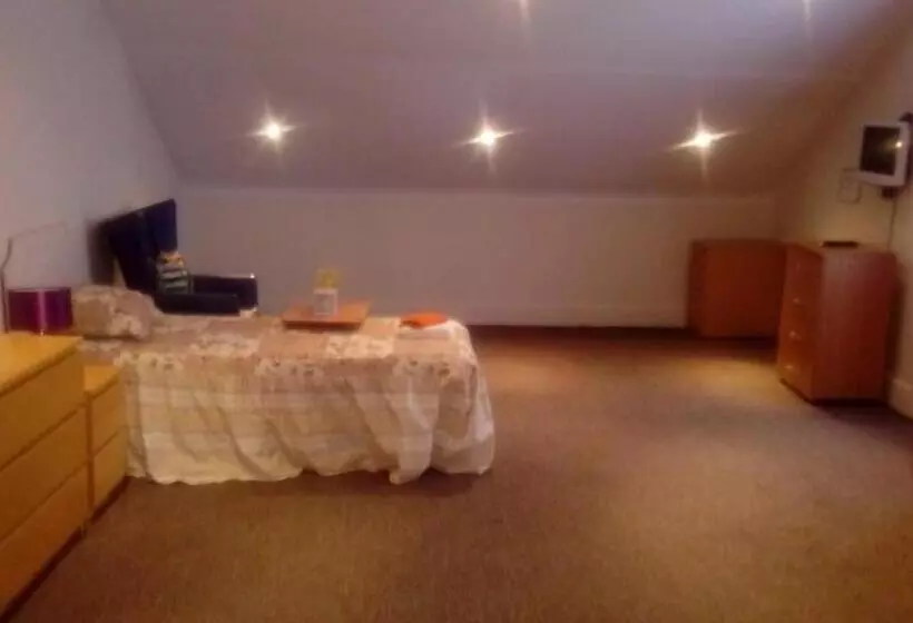Aamiaismajoitus (B&B) Carer 4 You Residential Home