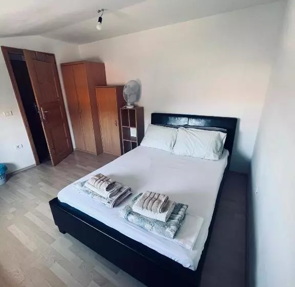 هتل Rooms Busija