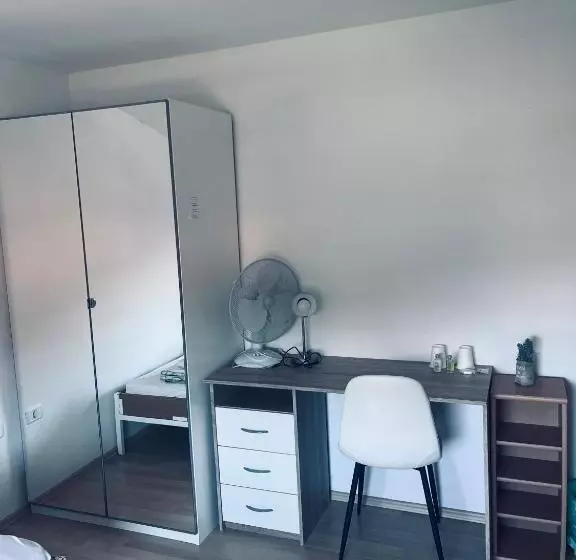 هتل Rooms Busija