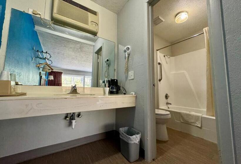 فندق صغير Rodeway Inn Church Hill   Tri Cities Area