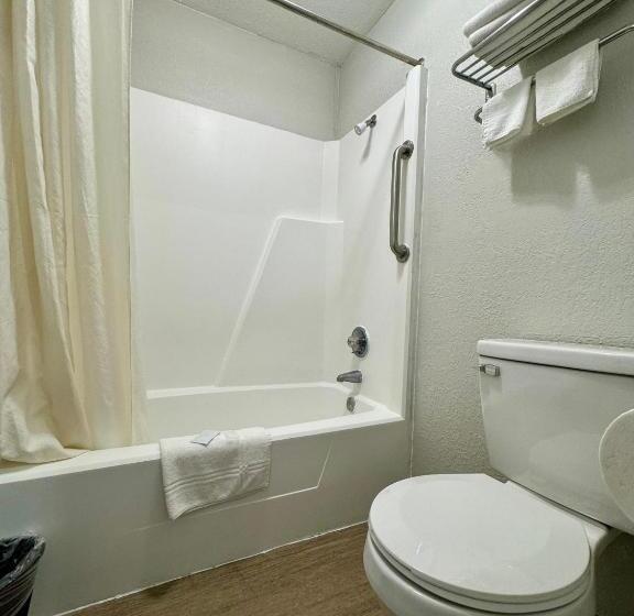 فندق صغير Rodeway Inn Church Hill   Tri Cities Area