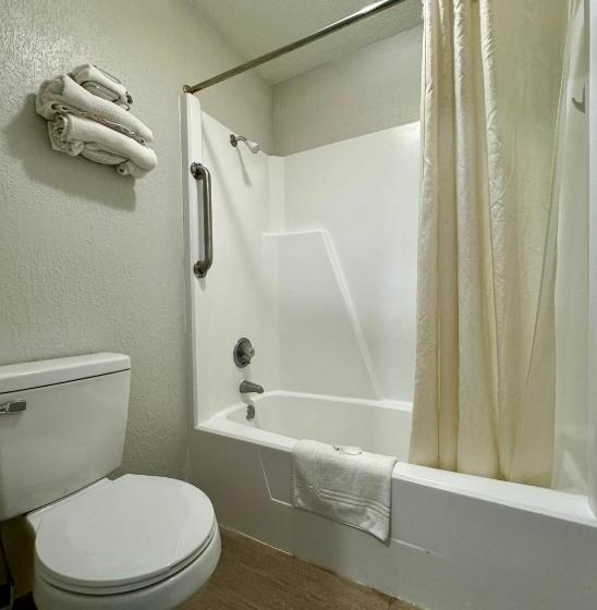 فندق صغير Rodeway Inn Church Hill   Tri Cities Area